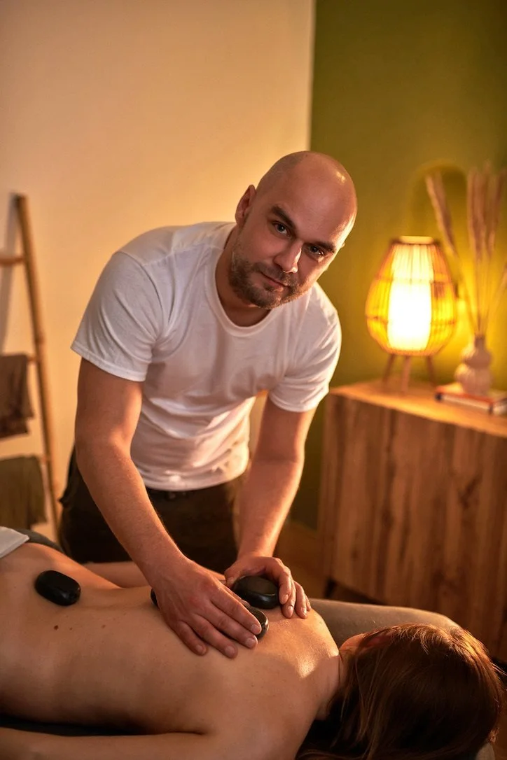Pavel Karásek při masáži lávovými kameny